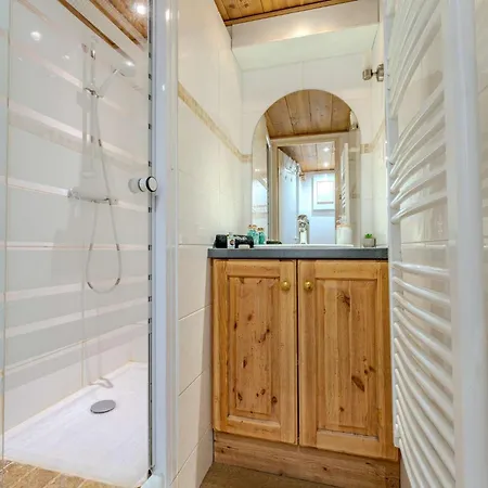 Cozy Mountain - Ski-in Ski-out Access, Balcony & Parking